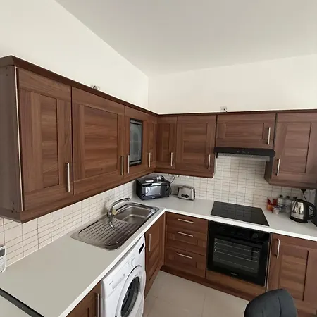 Cozy Two Bedroom In דירה