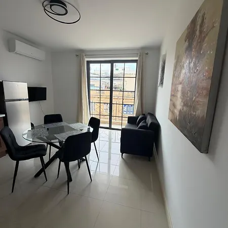 Cozy Two Bedroom In Sliema